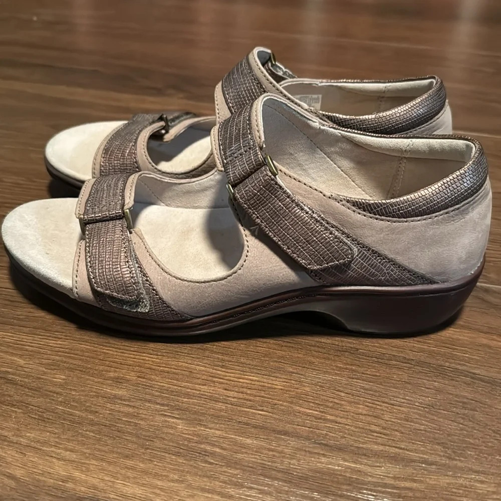 Aravon by Rockport Duxbury Two Strap Taupe Leather  Sandal  *CH4079. Size 7 - Picture 2 of 7